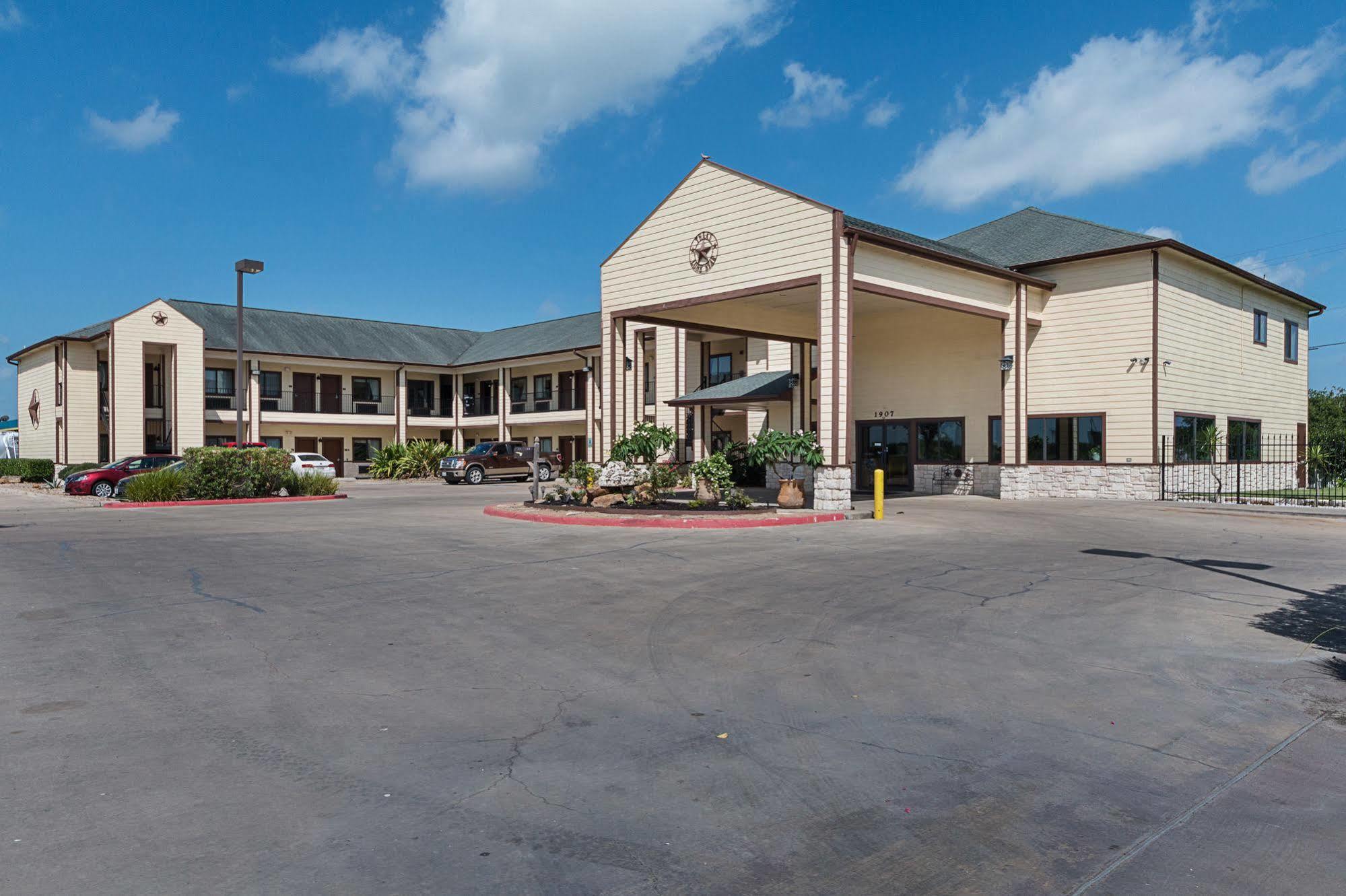 Lone Star Inn And Suites Victoria Exterior photo
